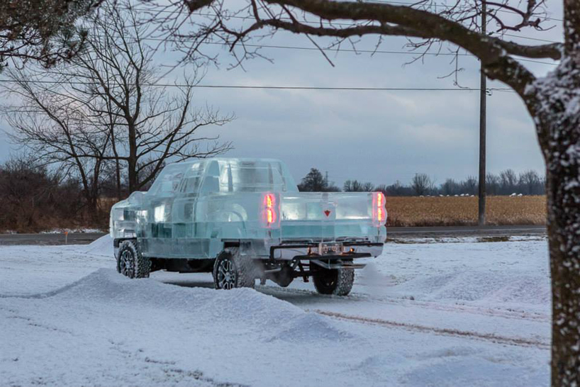 Questo camion guidabile è fatto di 11.000 libbre di ghiaccio perché no?