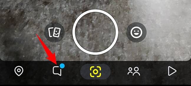 Tocca "Chat" nella parte inferiore di Snapchat.