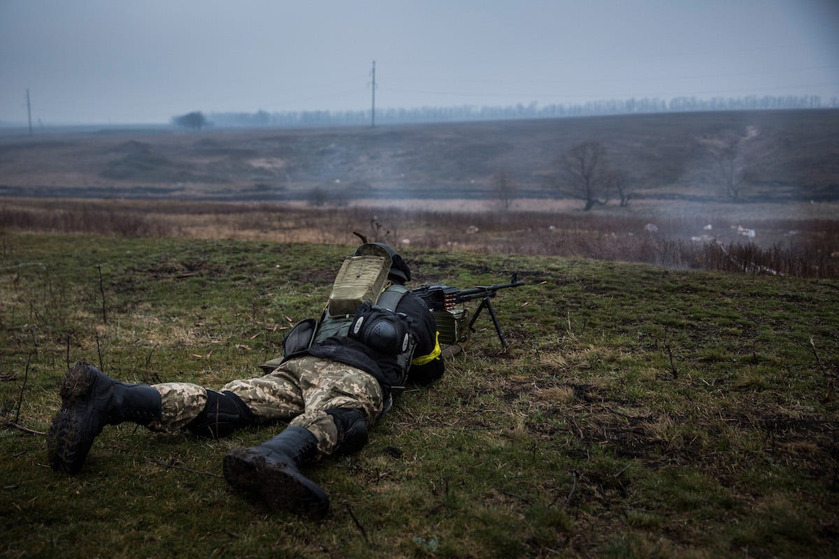 Le truppe ucraine del battaglione del Donbass si addestrano con armi di piccolo calibro il 13 marzo 2015 fuori Mariupol, Ucraina.