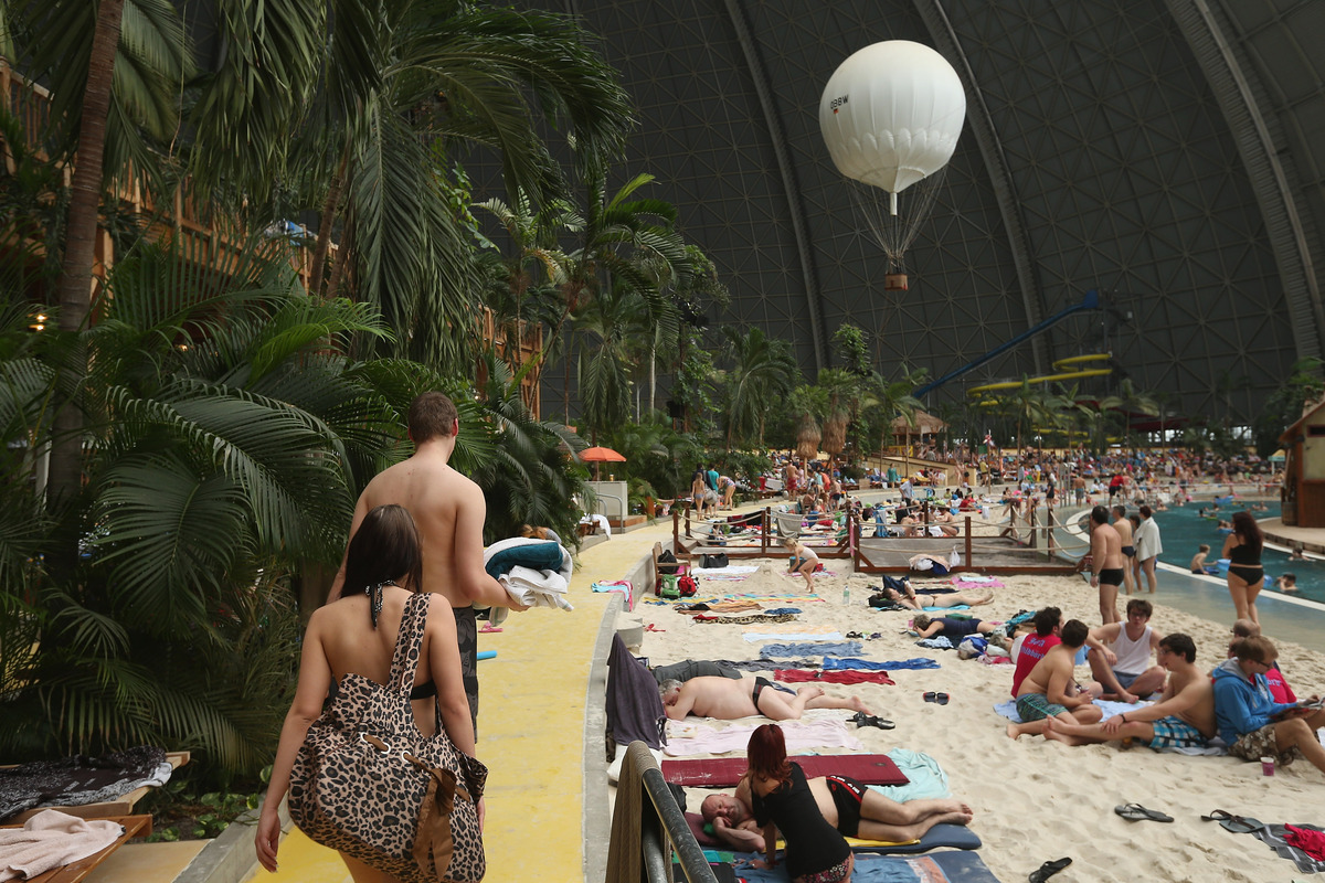 C'è un resort tropicale all'interno di questo hangar per dirigibili tedesco