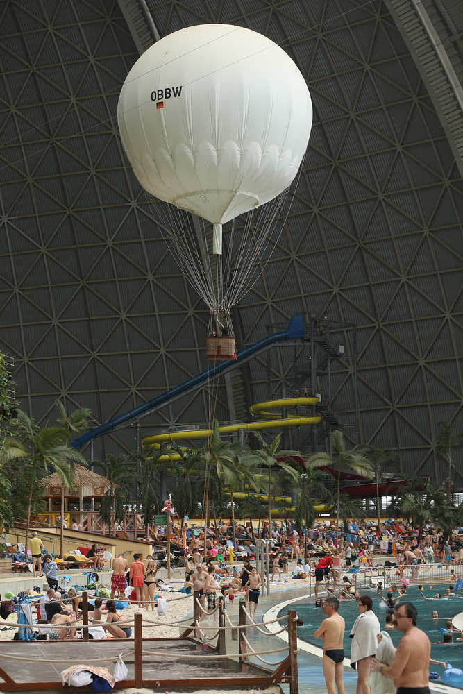 C'è un resort tropicale all'interno di questo hangar per dirigibili tedesco