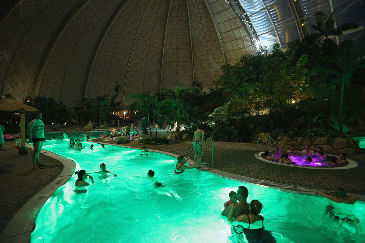 C'è un resort tropicale all'interno di questo hangar per dirigibili tedesco