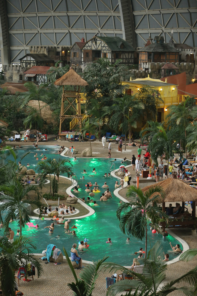 C'è un resort tropicale all'interno di questo hangar per dirigibili tedesco