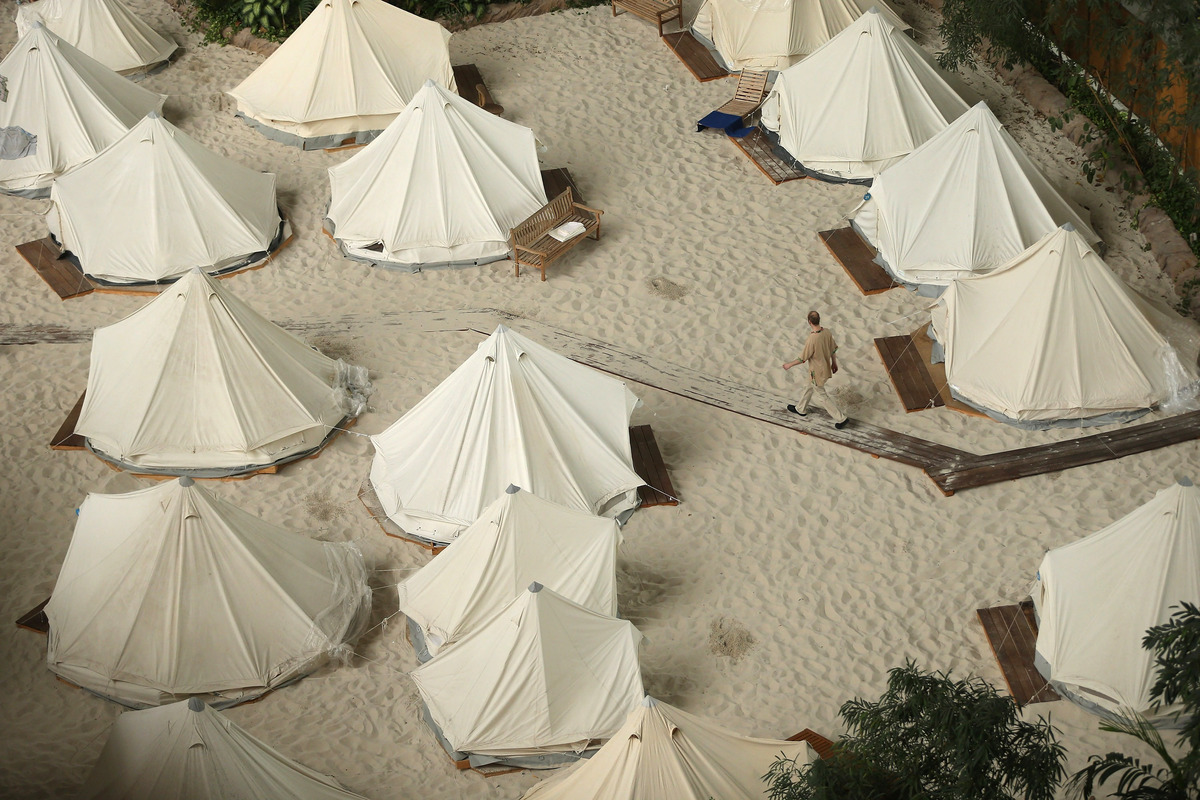 C'è un resort tropicale all'interno di questo hangar per dirigibili tedesco