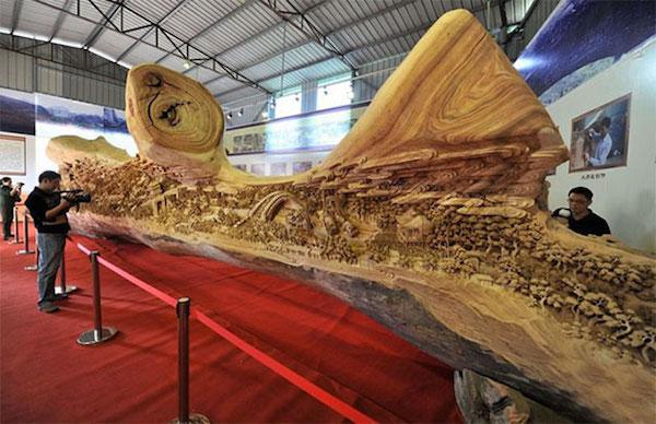 Lo scultore trascorre 4 anni a scolpire il capolavoro in legno più lungo del mondo