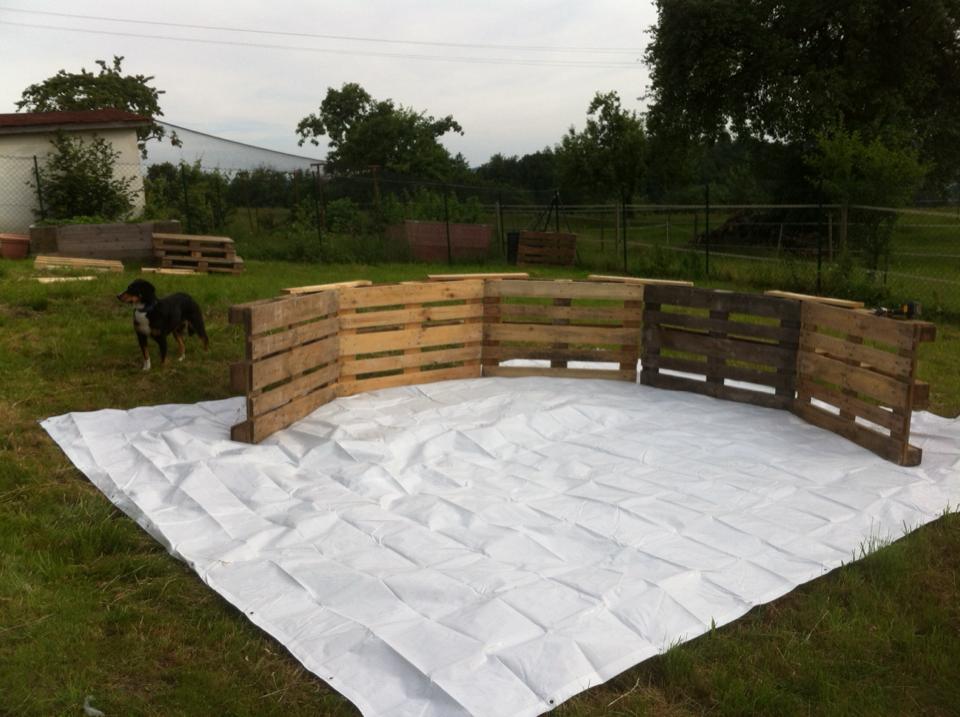 La famiglia costruisce una piscina nel cortile con i pallet ed è fantastica