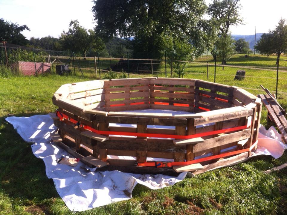 La famiglia costruisce una piscina nel cortile con i pallet ed è fantastica