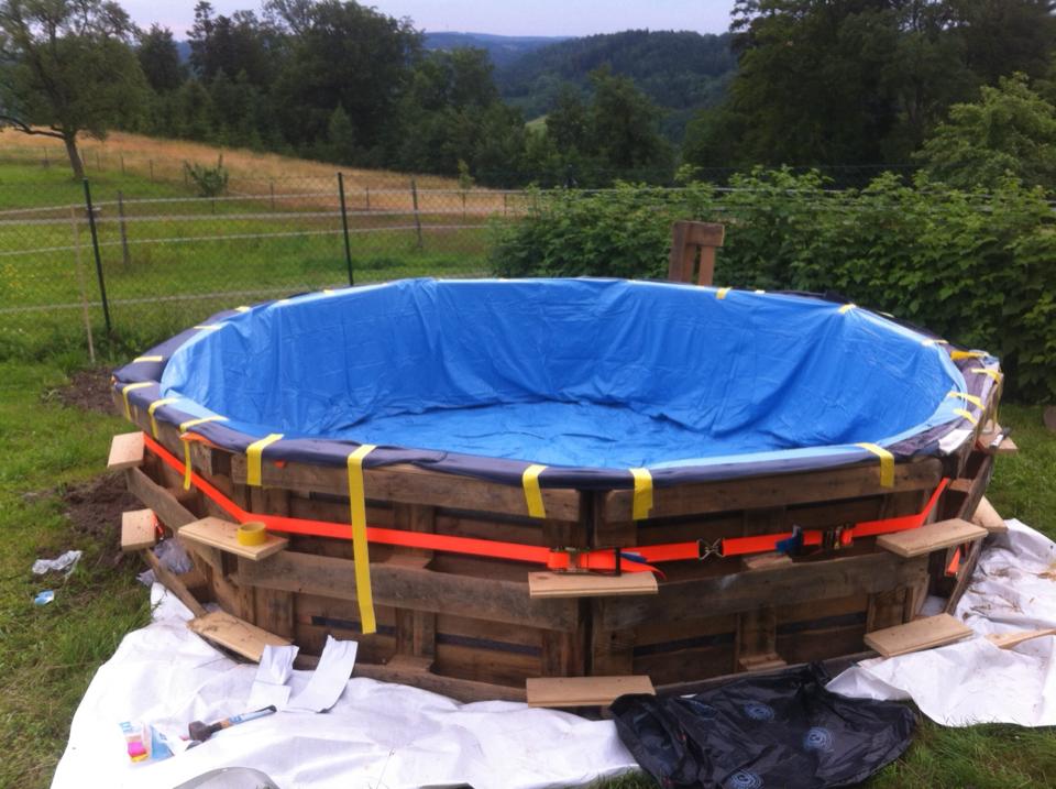 La famiglia costruisce una piscina nel cortile con i pallet ed è fantastica