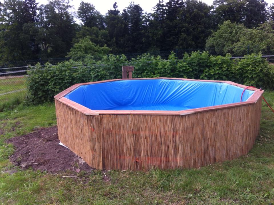 La famiglia costruisce una piscina nel cortile con i pallet ed è fantastica