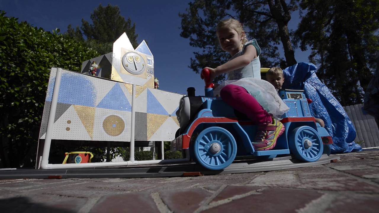 Il miglior nonno di sempre costruisce un incredibile parco a tema in stile Disney nel cortile di casa per i nipoti