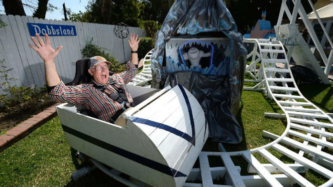 Il miglior nonno di sempre costruisce un incredibile parco a tema in stile Disney nel cortile di casa per i nipoti