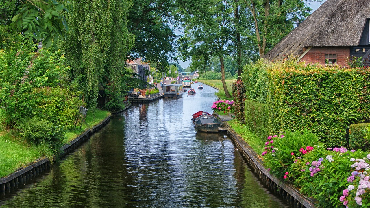 Questo villaggio senza strade sembra uscito da una fiaba