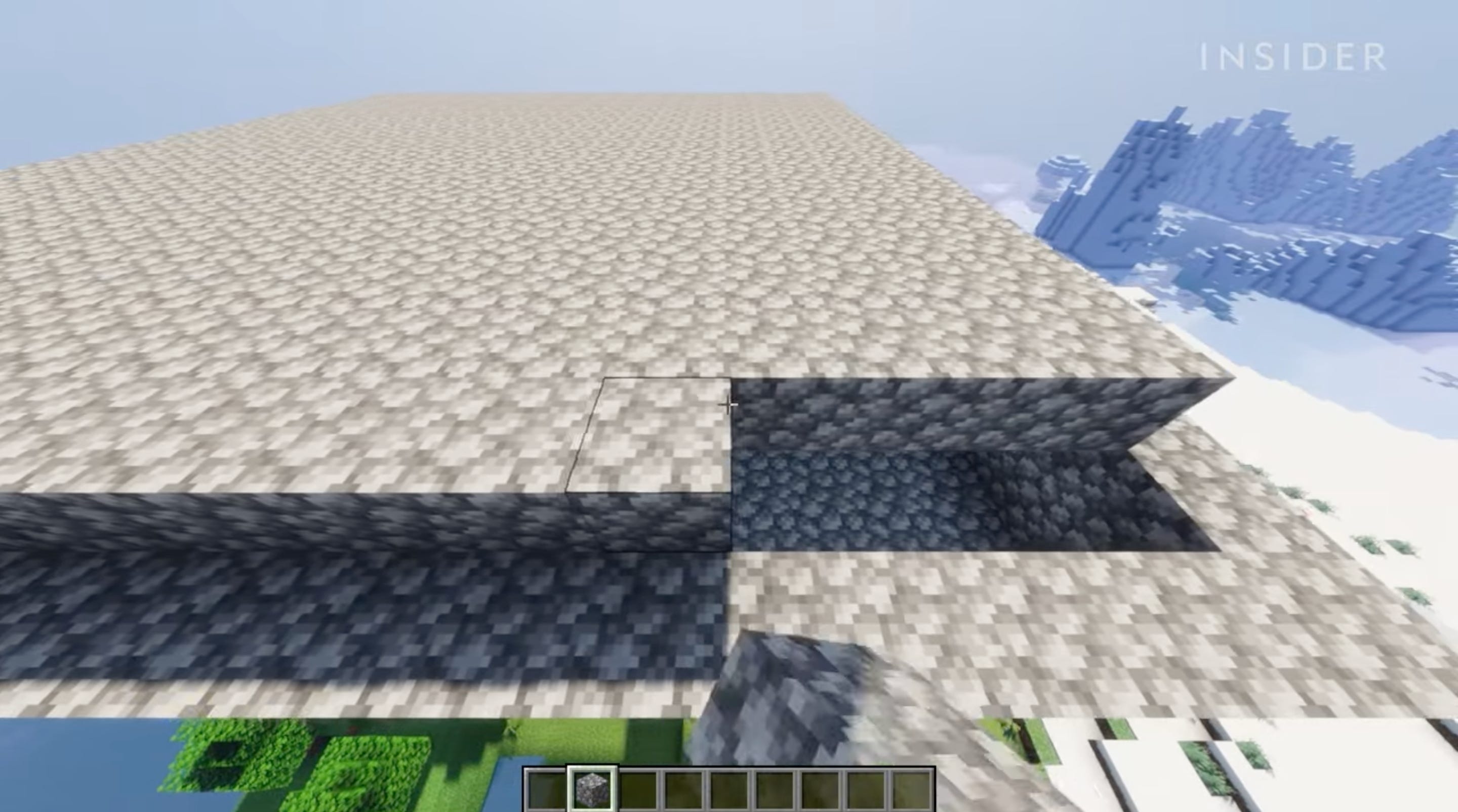 Uno screenshot di Minecraft, che mostra un tetto in costruzione.