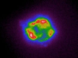 immagine della supernova dal telescopio a raggi x formazione rotonda di gas blu verde rosso