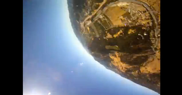 La videocamera GoPro sopravvive alla caduta dall'aereo e atterra nel recinto dei maiali, il maiale cerca immediatamente di mangiarlo