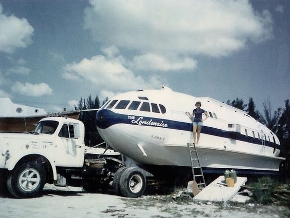 Questo Boeing B-307 è stato acquistato per $ 61,99 e trasformato in una delle house boat più creative di sempre