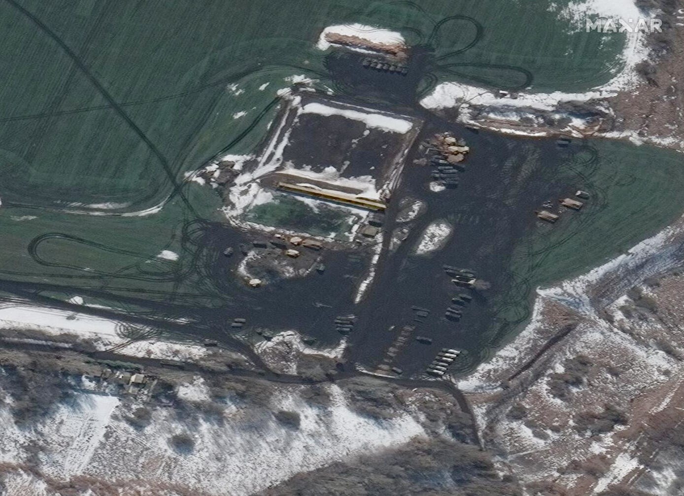 forze russe schierate fuori Belgorod, in Russia, viste su un'immagine satellitare