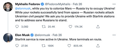 Tweet di @fedorovmykhalio dicendo "@elonmusk , mentre cerchi di colonizzare Marte, la Russia cerca di occupare l'Ucraina! Mentre i tuoi razzi atterrano con successo dallo spazio, i razzi russi attaccano la popolazione civile ucraina! Vi chiediamo di fornire all'Ucraina stazioni Starlink e di rivolgervi ai russi sani di mente affinché si oppongano". Mostra anche una risposta di Elon Musk, dicendo "Il servizio Starlink è ora attivo in Ucraina. Altri terminal lungo il percorso."