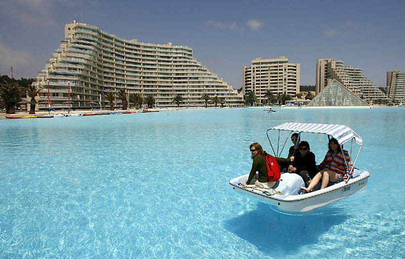 La piscina più grande del mondo è così grande che puoi navigare su una barca e vederla dallo spazio