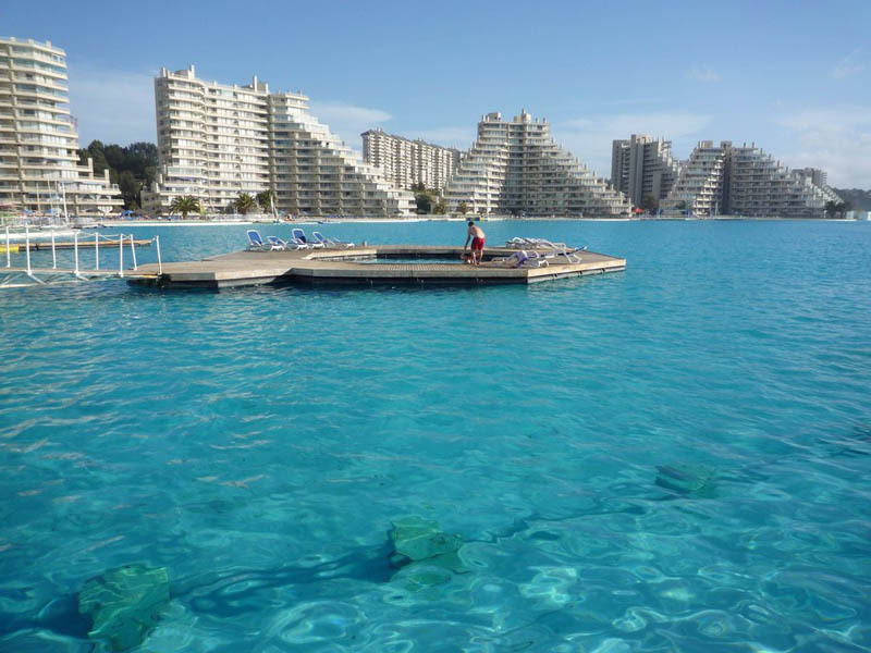 La piscina più grande del mondo è così grande che puoi navigare su una barca e vederla dallo spazio