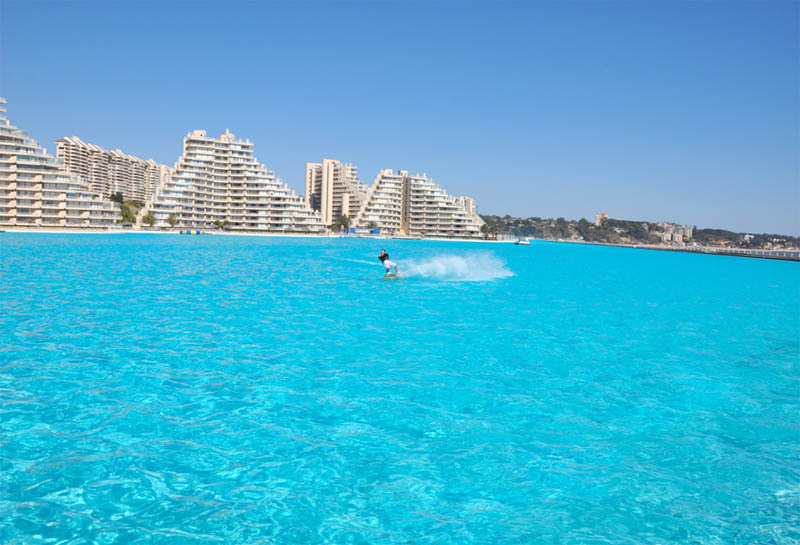 La piscina più grande del mondo è così grande che puoi navigare su una barca e vederla dallo spazio