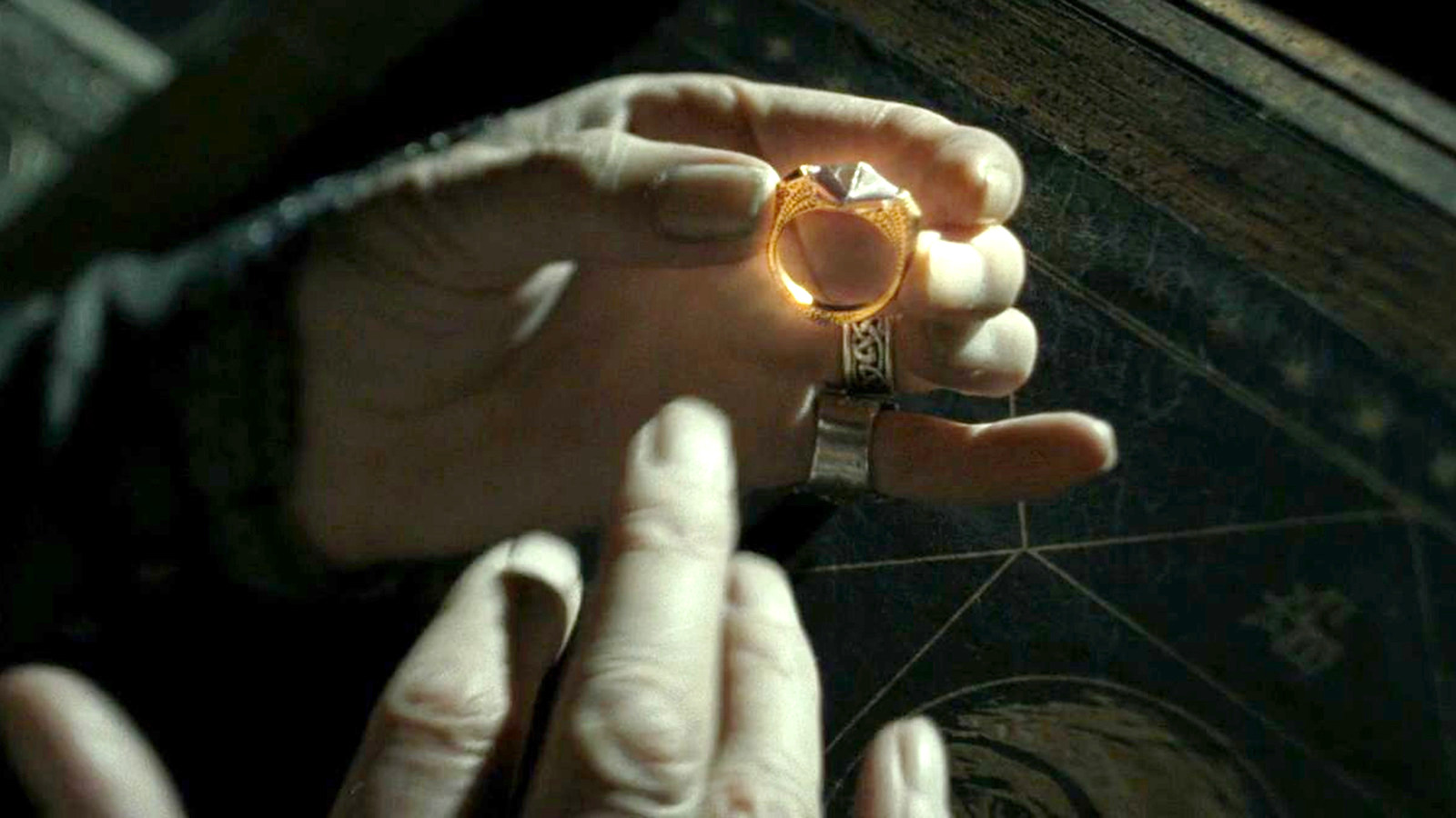 Silente che indossa l'anello in Harry Potter