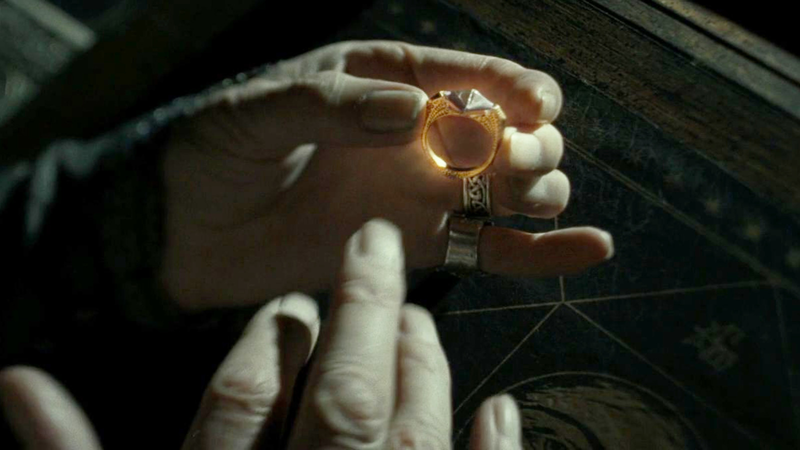 Silente indossa l'anello in Harry Potter