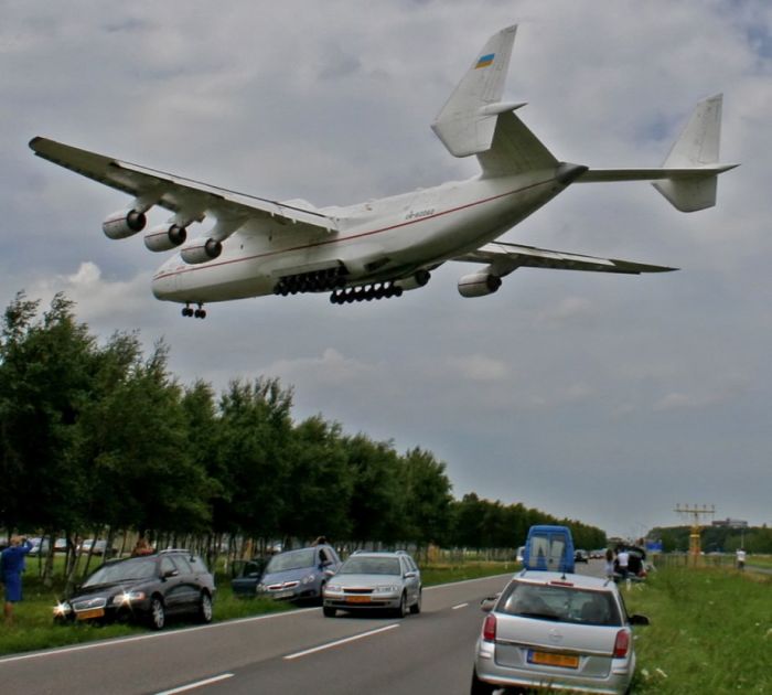 L'aereo più grande del mondo distrutto dagli attacchi russi aveva 32 ruote e un'apertura alare di 300 piedi