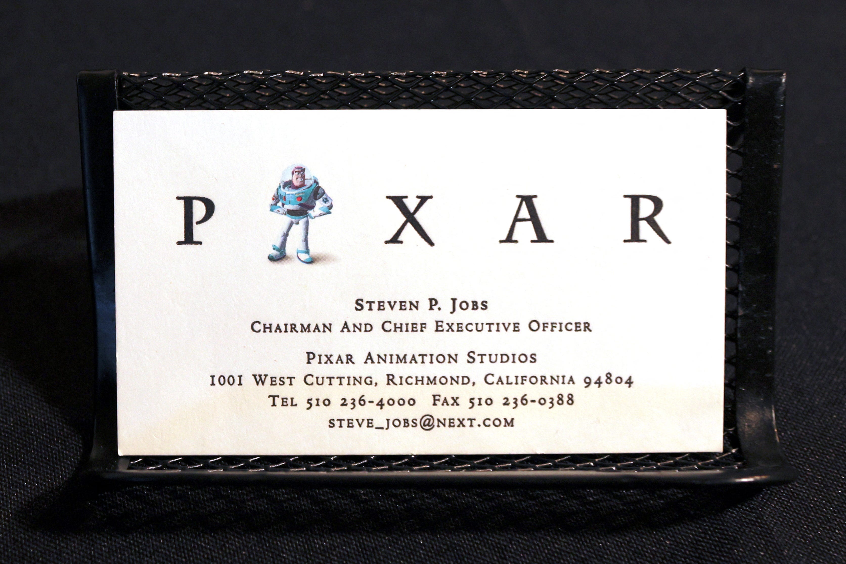 Un biglietto da visita personale degli Steve Jobs Pixar Animation Studios degli anni '90 è raffigurato durante un'anteprima degli articoli offerti nella vendita "The Steve Jobs Revolution" di RR Auction, a New York City, USA, 8 marzo 2022.