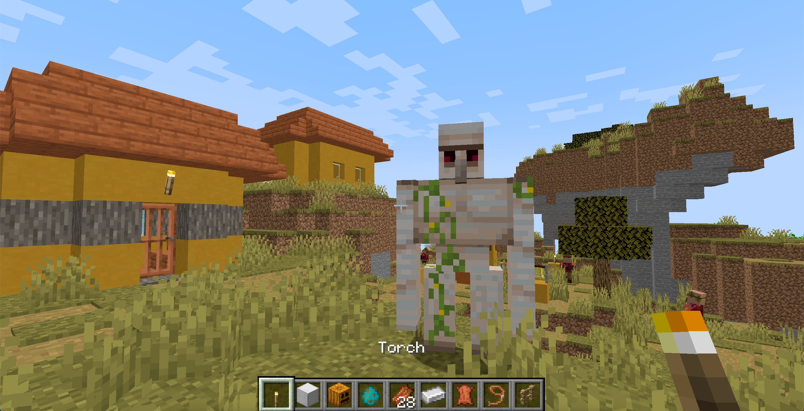 Un Golem di ferro in piedi in un villaggio di Minecraft.