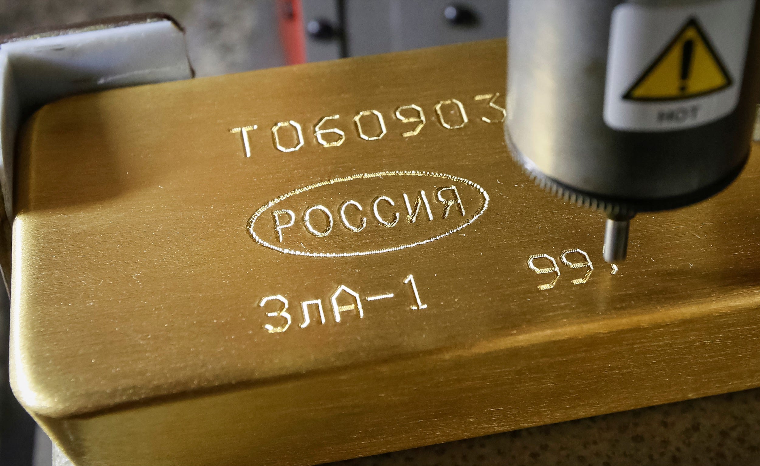 Una macchina incide informazioni su un lingotto di oro puro al 99,99% nello stabilimento di Krastsvetmet per metalli non ferrosi nella città siberiana di Krasnoyarsk