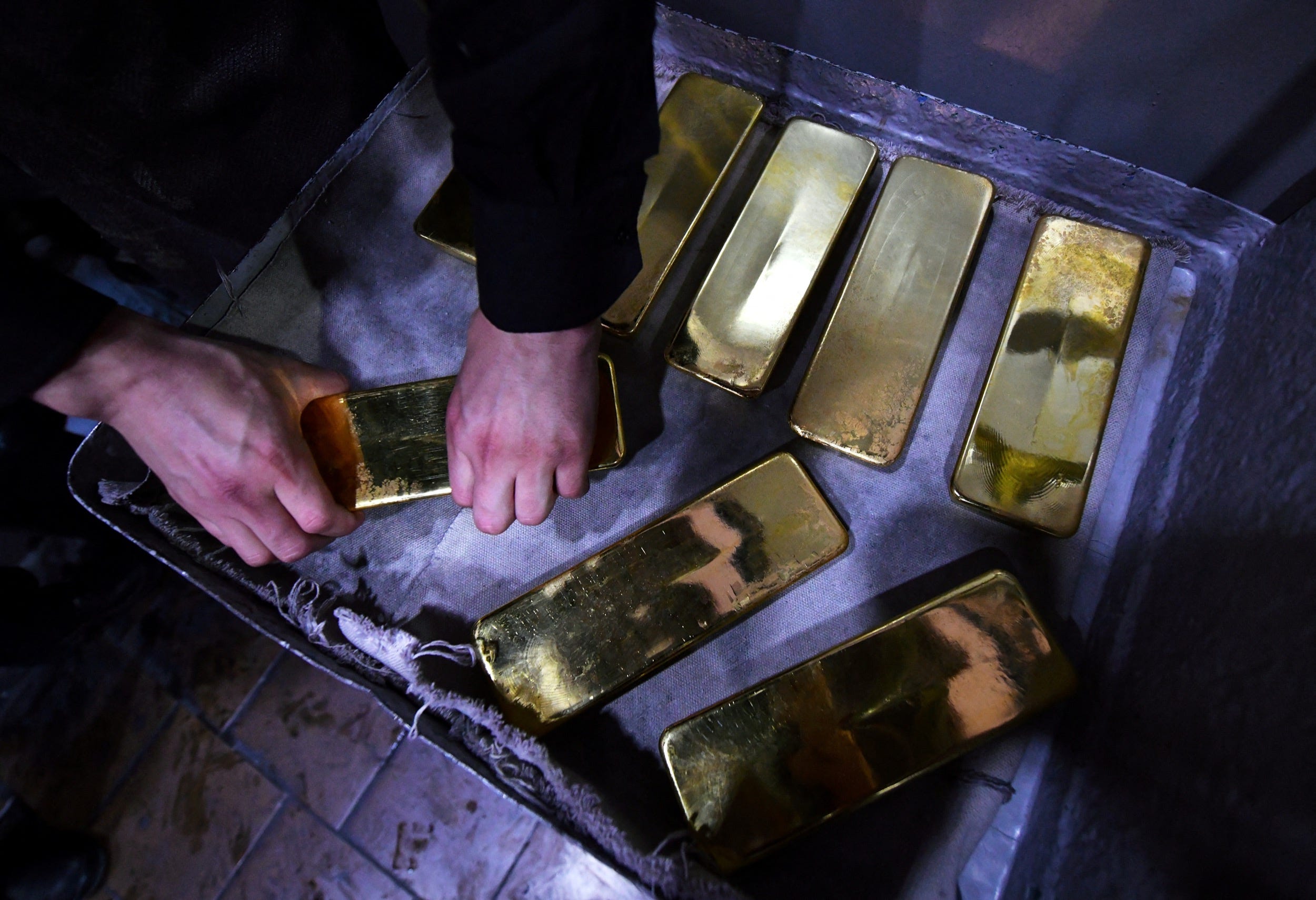 Un dipendente elabora lingotti di oro puro al 99,99% nello stabilimento di Krastsvetmet per metalli non ferrosi a Krasnoyarsk