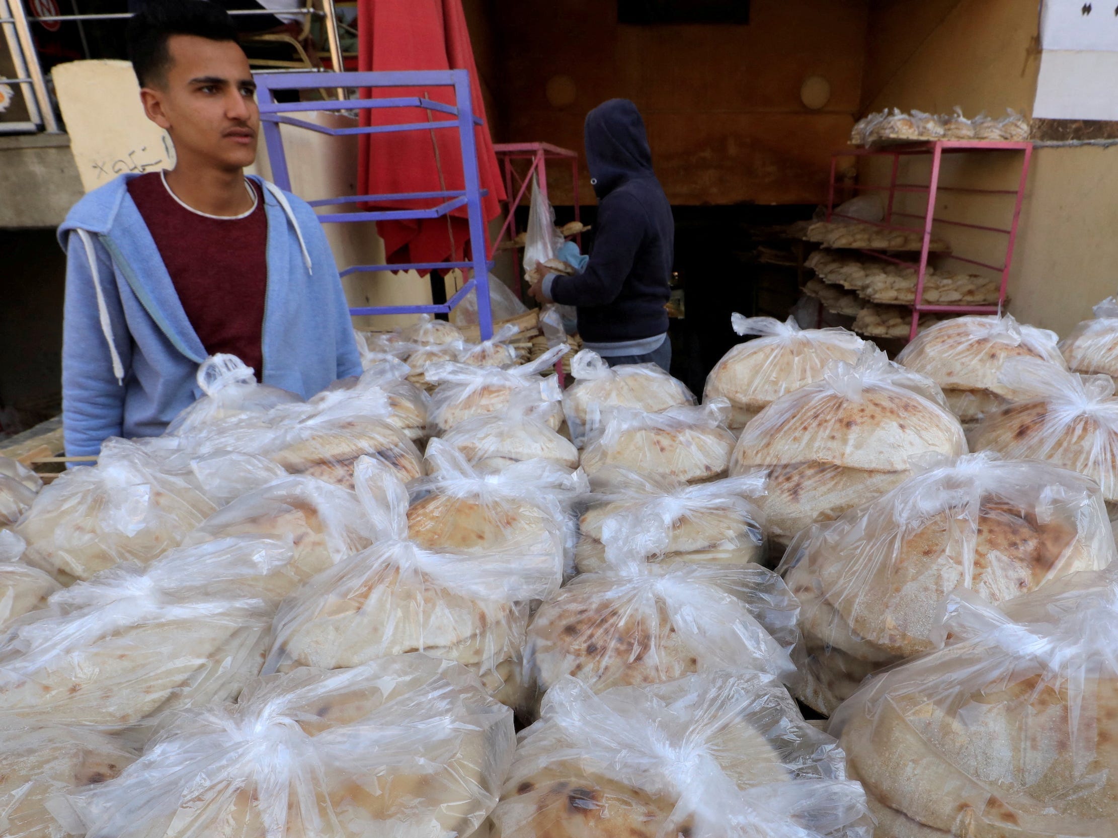 pita allineati in sacchetti di plastica su un tavolo