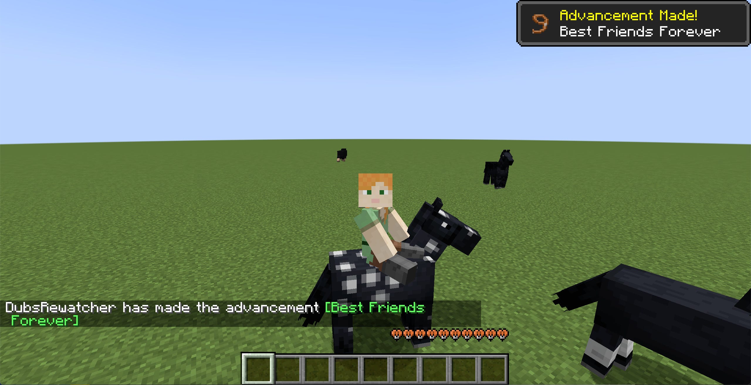 Uno screenshot del gioco Minecraft, che mostra il personaggio del giocatore seduto su un cavallo.