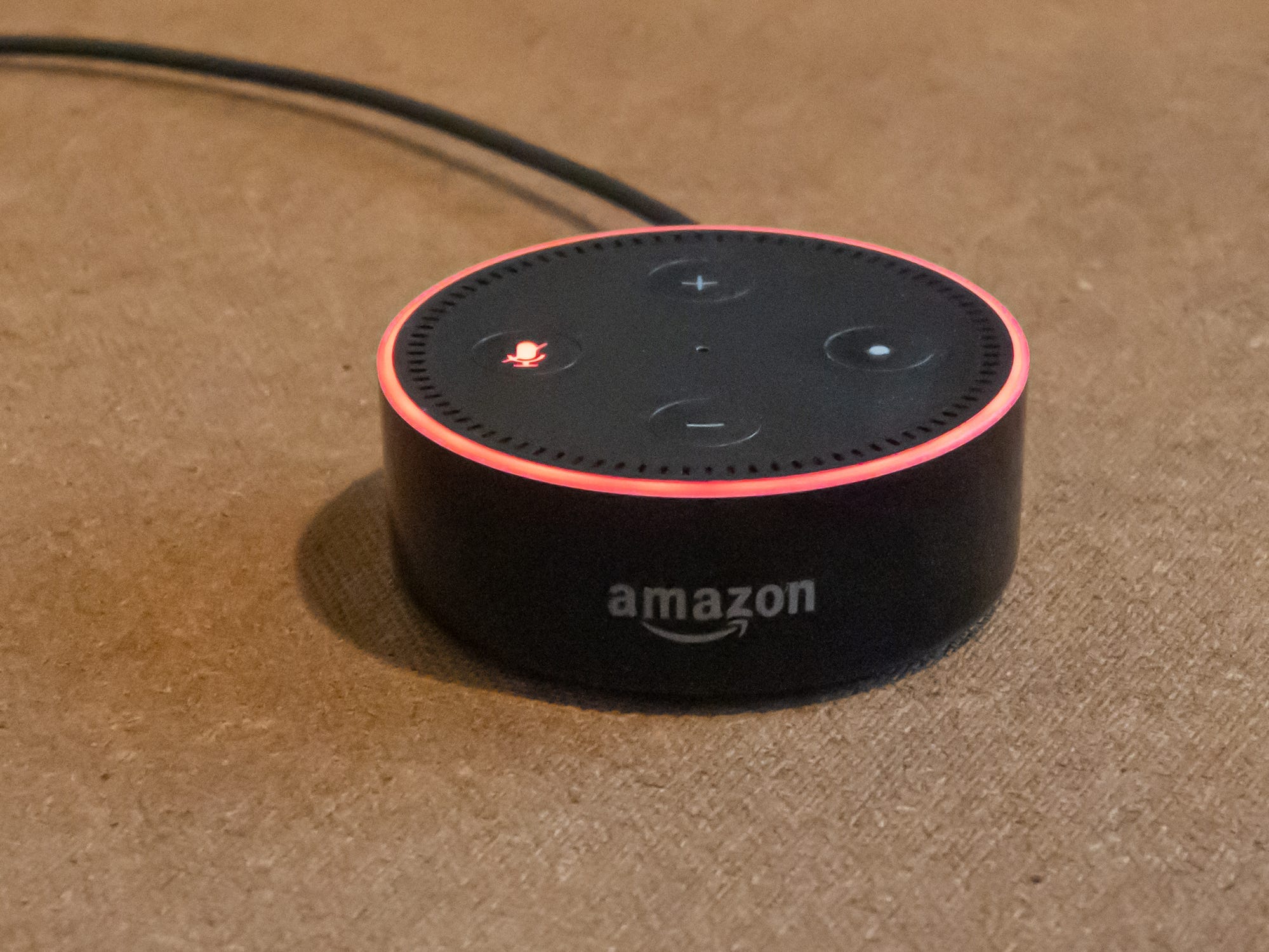 Un Amazon Echo con microfono disattivato.