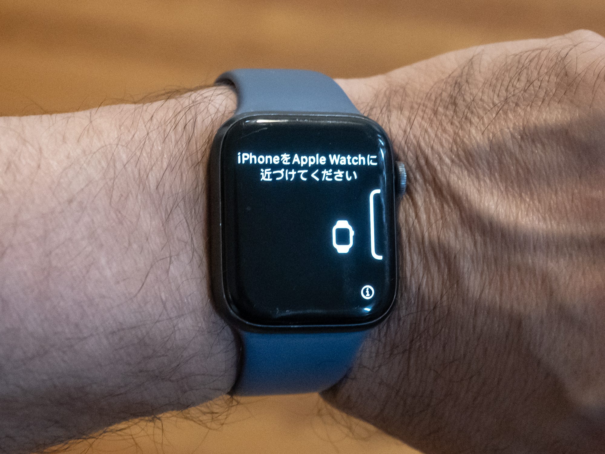 Un Apple Watch non accoppiato con l'icona "i" nell'angolo