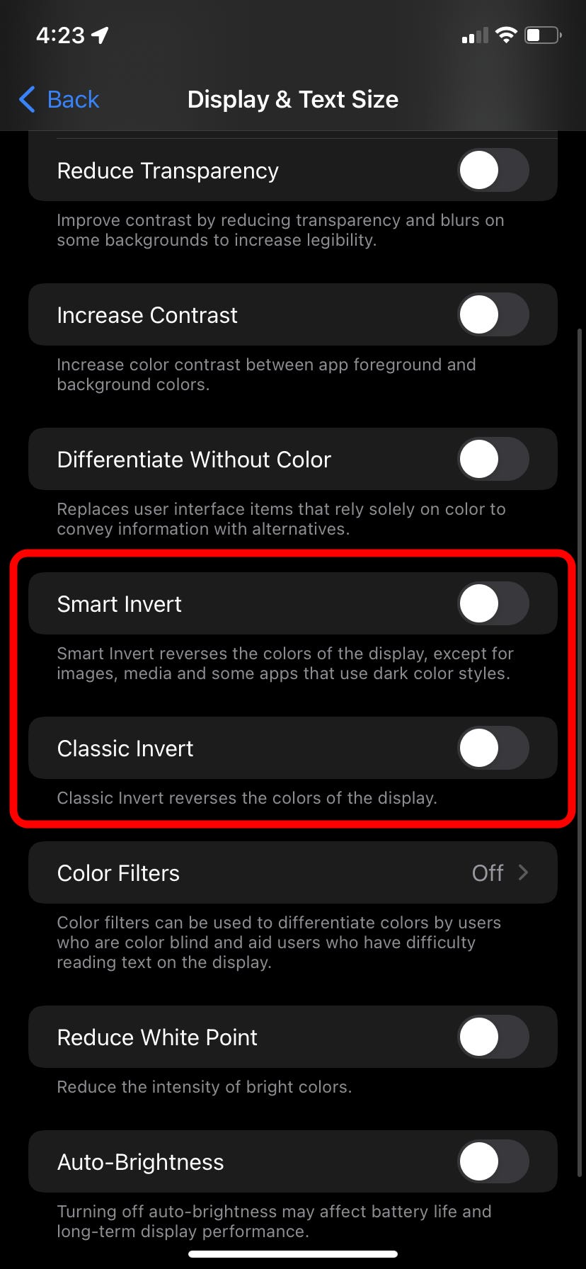 Il menu di accessibilità Display e dimensioni del testo su un iPhone. Le opzioni "Inversione intelligente" e "Inversione classica" sono evidenziate.