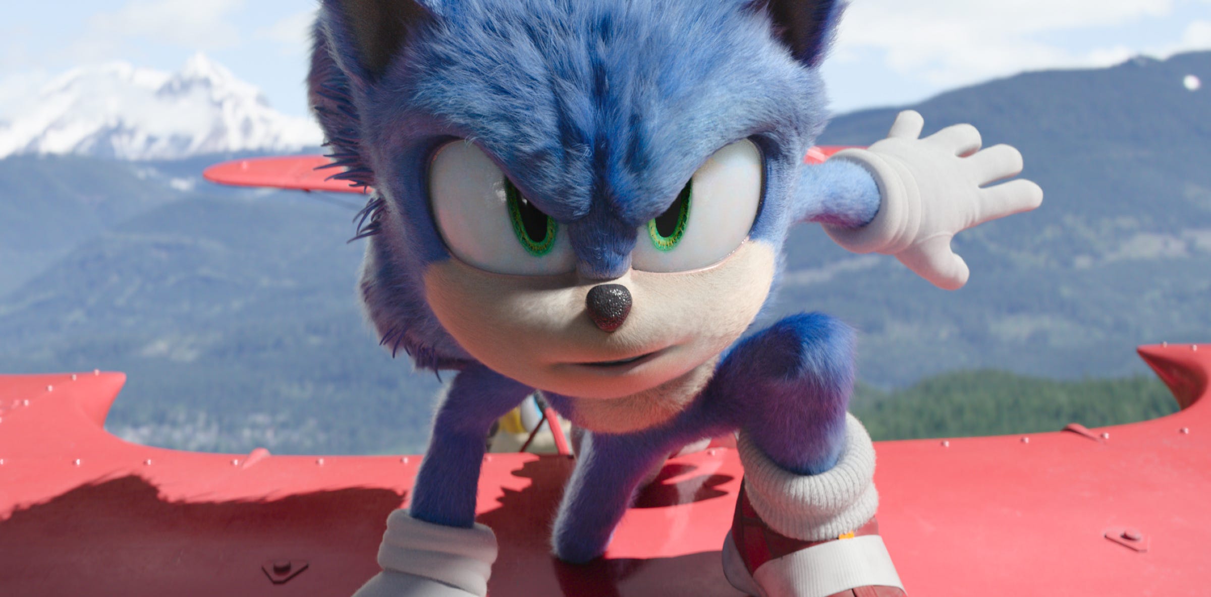 Sonic, la star di "Sonic the Hedgehog 2", fissa i suoi rivali e sembra non aver paura di nulla