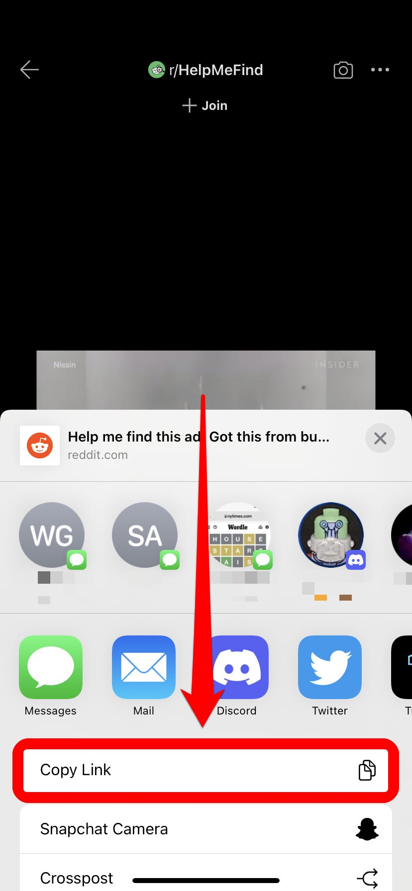Il menu "Condividi" su un iPhone sovrapposto a un post Reddit, con l'opzione "Copia collegamento" evidenziata.