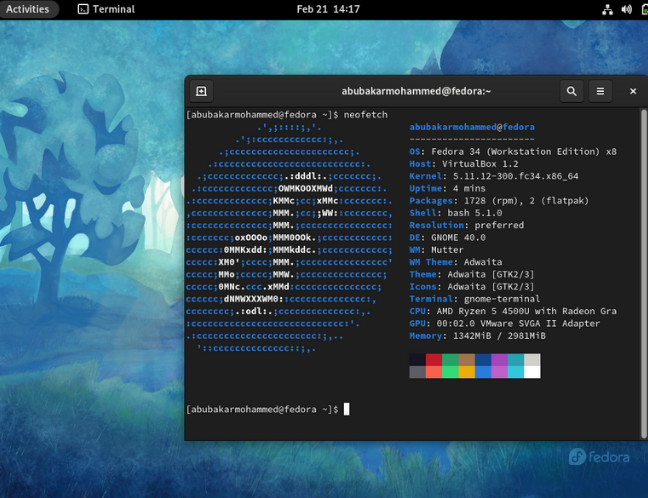Desktop Fedora con terminale che mostra le statistiche del sistema operativo.