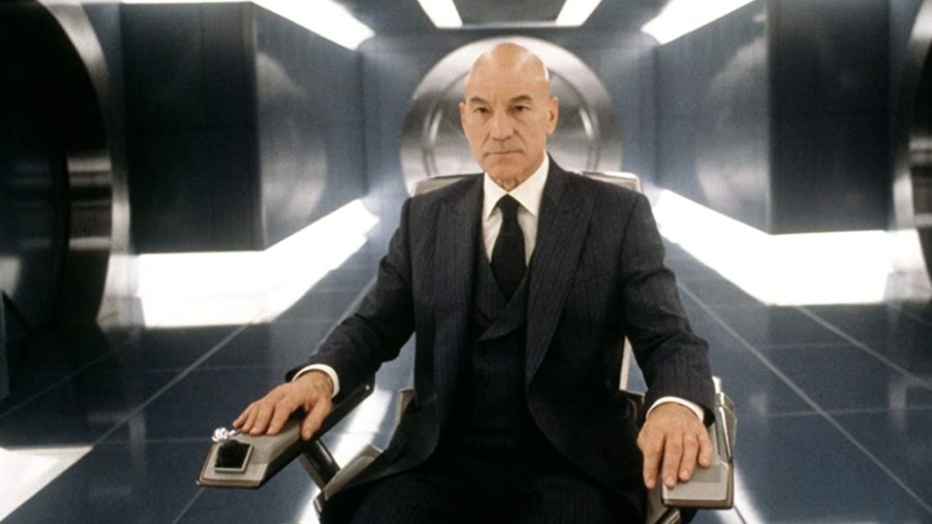 Il Professor X siede sulla sua sedia nel cuore del complesso degli X-Men nel film di supereroi del 2000