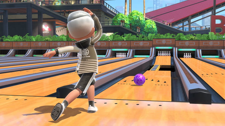 Il giocatore lancia una palla da bowling in Nintendo Switch Sports.