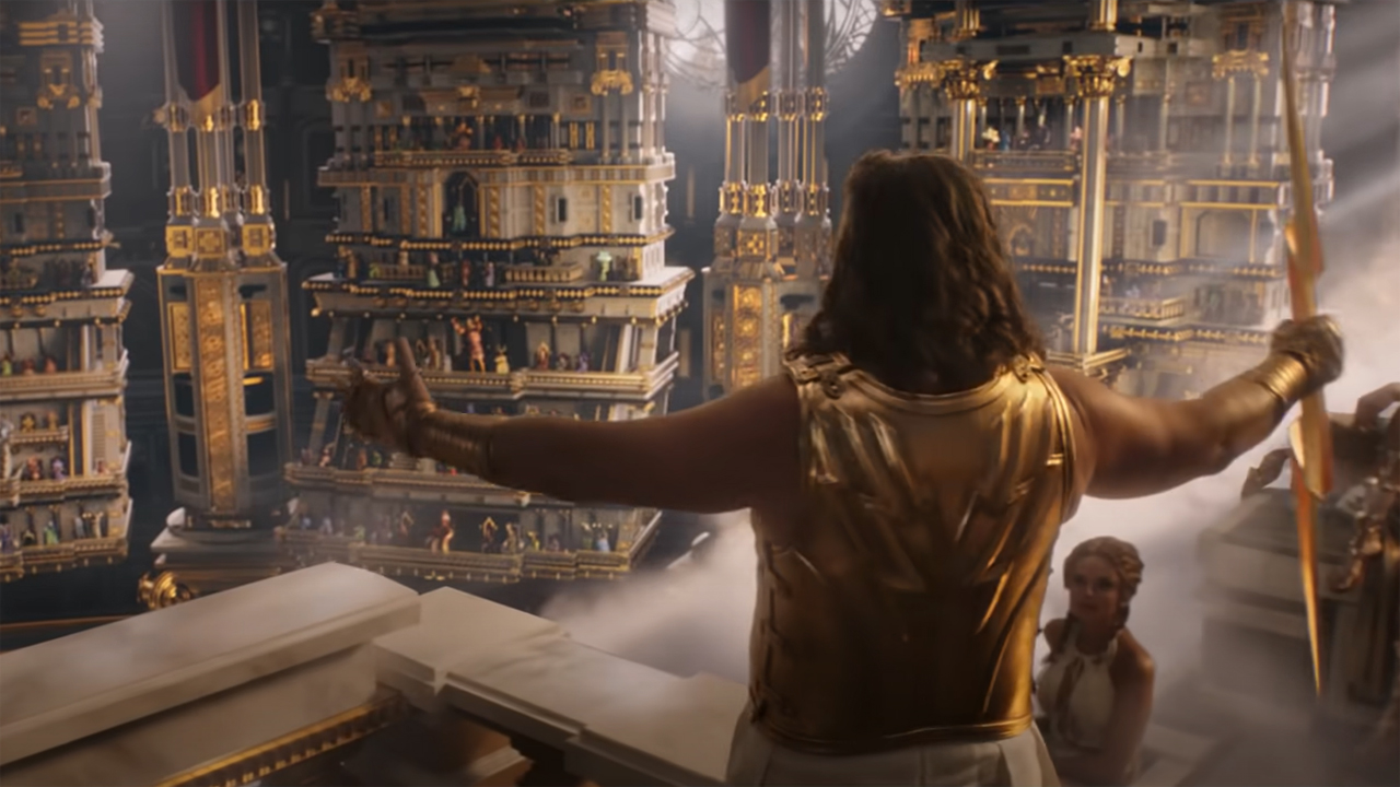 Zeus di Russell Crowe suona per la folla dell'Olimpo in Thor: Love and Thunder