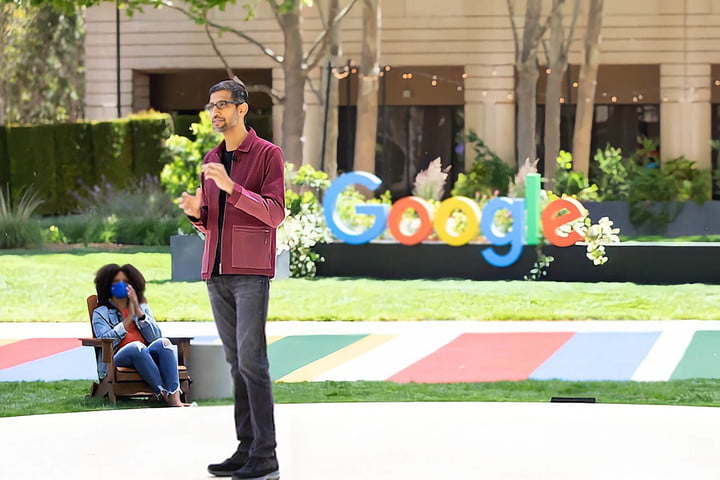Sundar Pichai si trova di fronte a un logo di Google al Google I/O 2021.