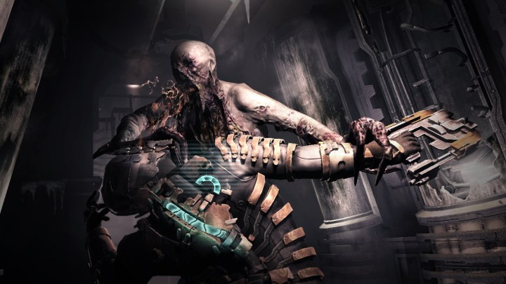 Isaac Clarke combatte un necromorfo in Dead Space 2.