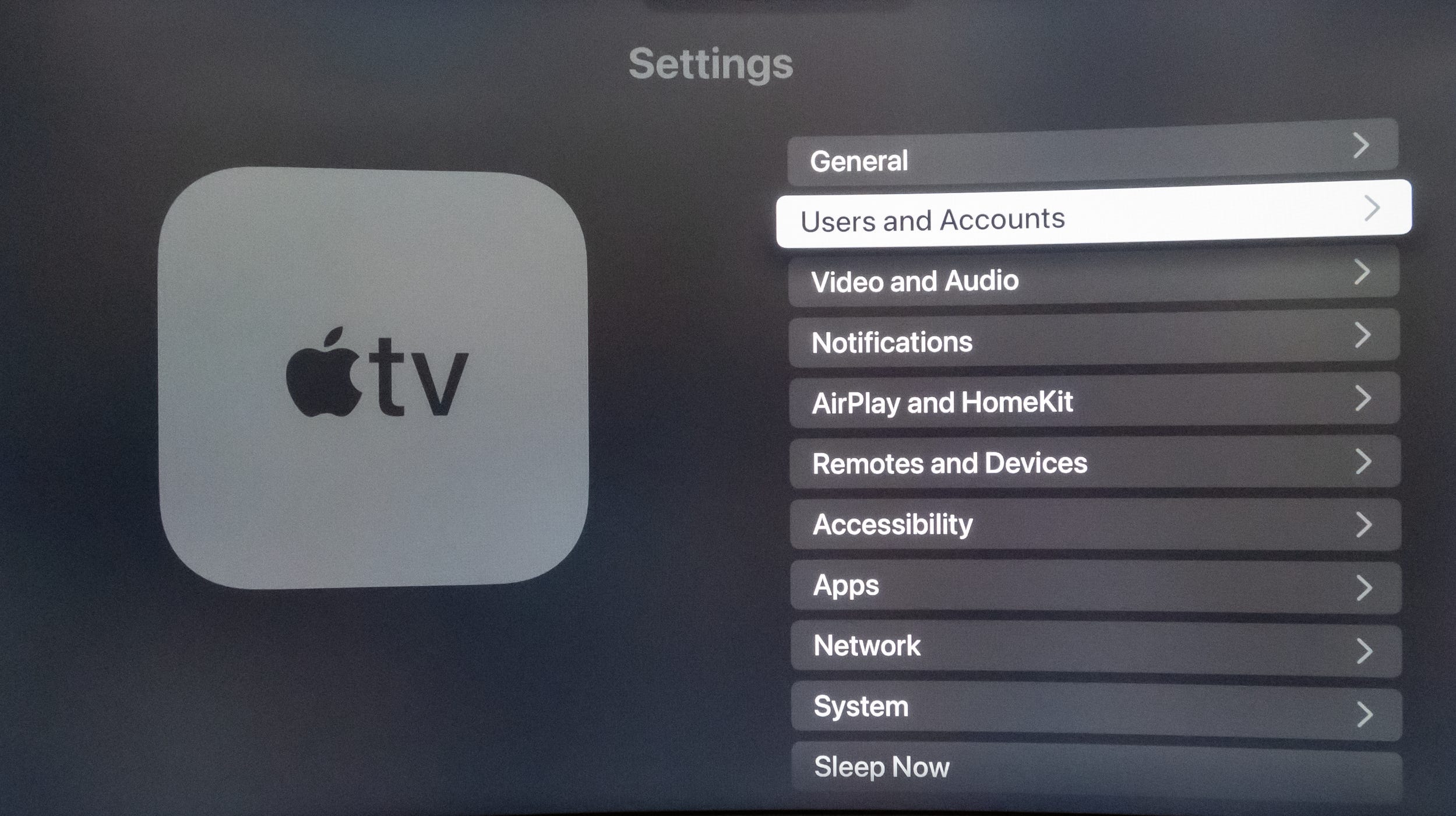 L'app Impostazioni su Apple TV con il campo "Utenti e account" evidenziato.