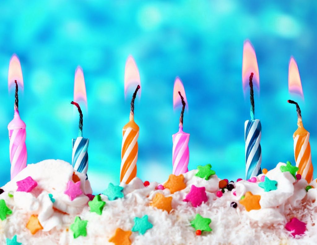 Download gratuito di sfondi di immagini di torta di buon compleanno