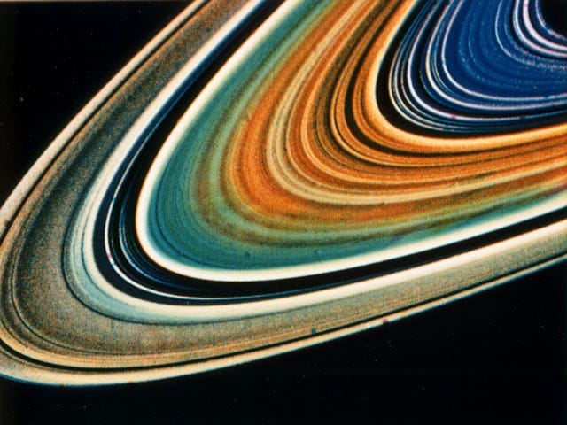 Gli anelli di Saturno sono mostrati in falsi colori in una foto scattata da una sonda Voyager nel 1981.
