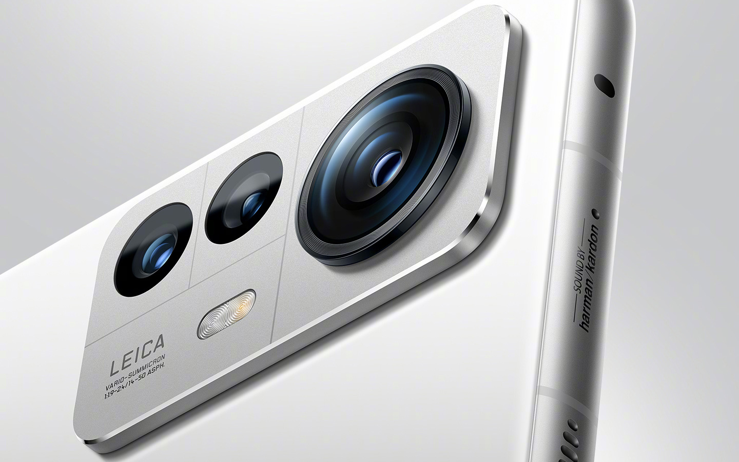 Un primo piano del sistema fotografico Leica Vario-Summicron 1:1.9-2.4/14-50 ASPH dello Xiaomi 12S Pro, con tutte e tre le fotocamere dotate di un sensore da 50 megapixel.