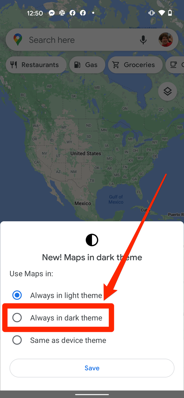 Un menu intitolato "Mappe con tema scuro" che ti consente di passare a Google Maps in modalità oscura. L'opzione "Sempre in tema scuro" è evidenziata.